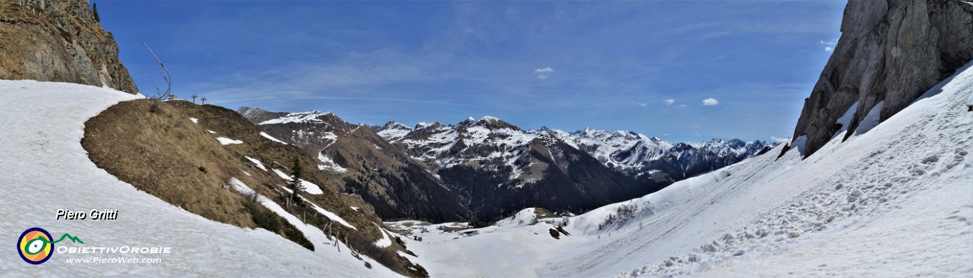 31 Passo San Simone (2106 m) vista verso la 'regione' di San Simone-Foppolo .jpg